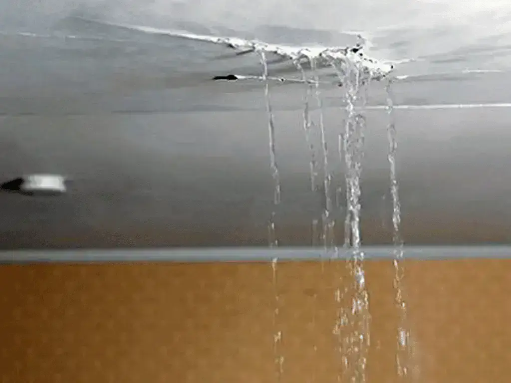 تسرب الماء من السقف