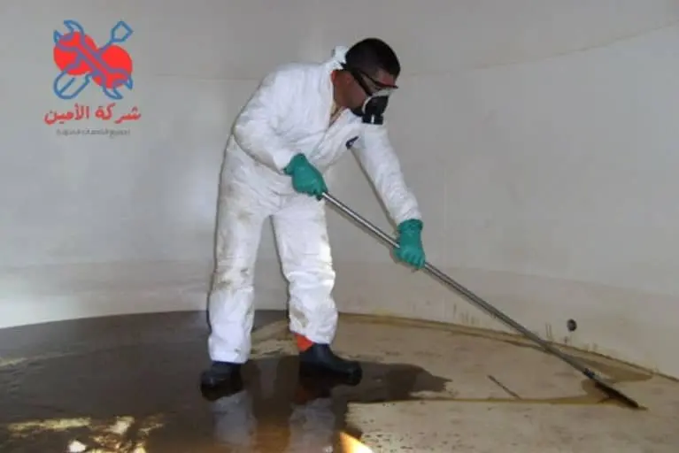 خبراء تنظيف الخزانات في شركة تنظيف خزانات بالرياض