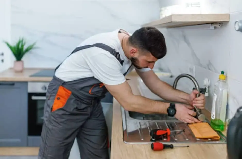 آثار تسربات المياه على الجدران والأسقف